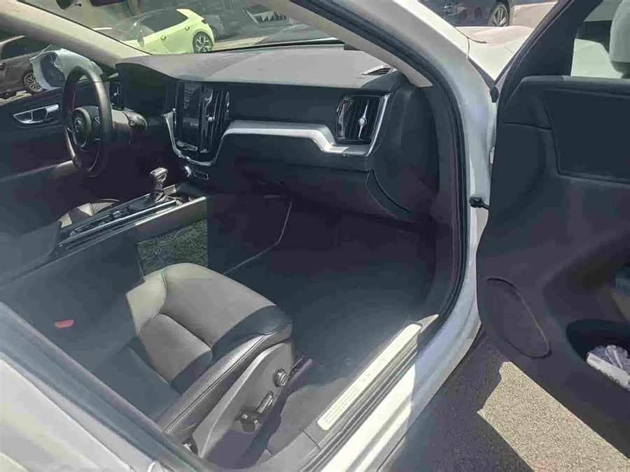 Used Volvo XC60 2019 2.0L AT