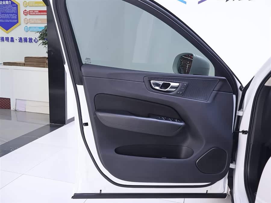 Used Volvo XC60 2017 2.0L AT