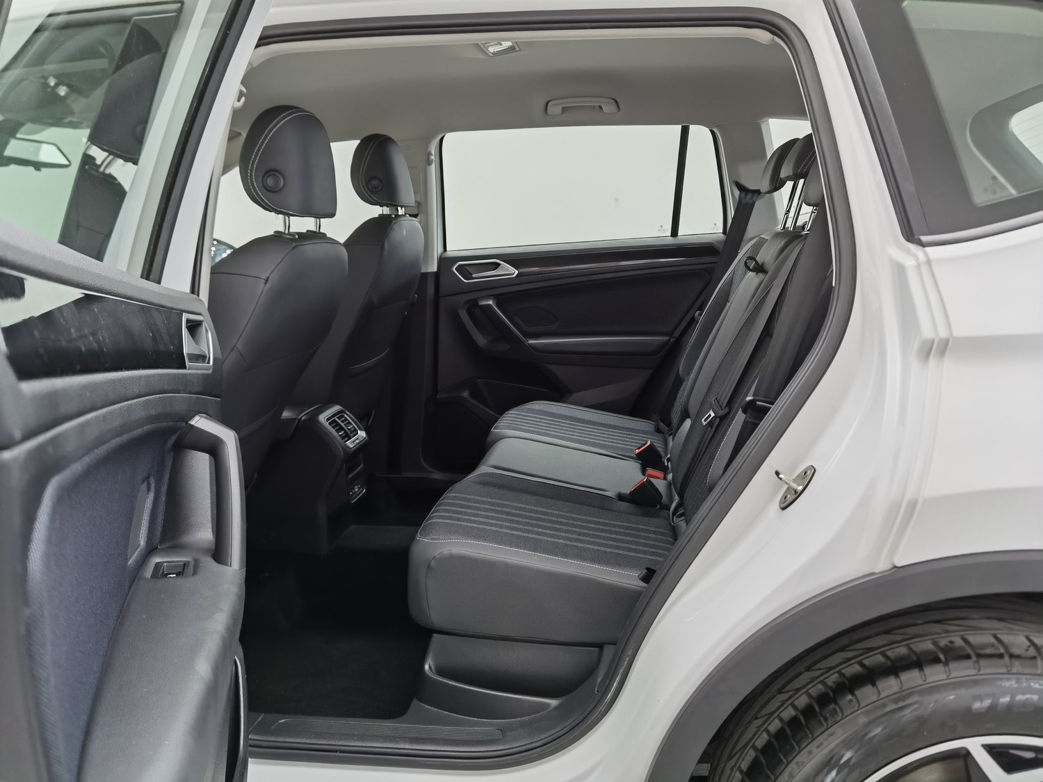 Used Volkswagen Tiguan L 2023 2.0 AT