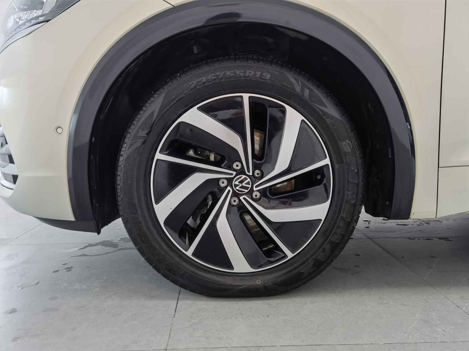 Used Volkswagen Viloran 2024 2.0 AT