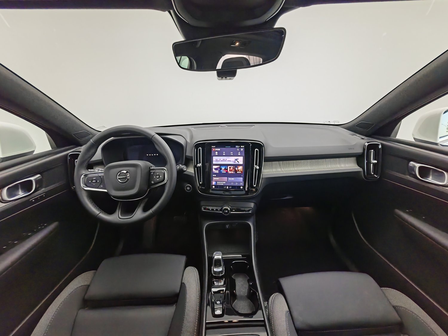 Used Volvo XC40 2023 2.0 AT