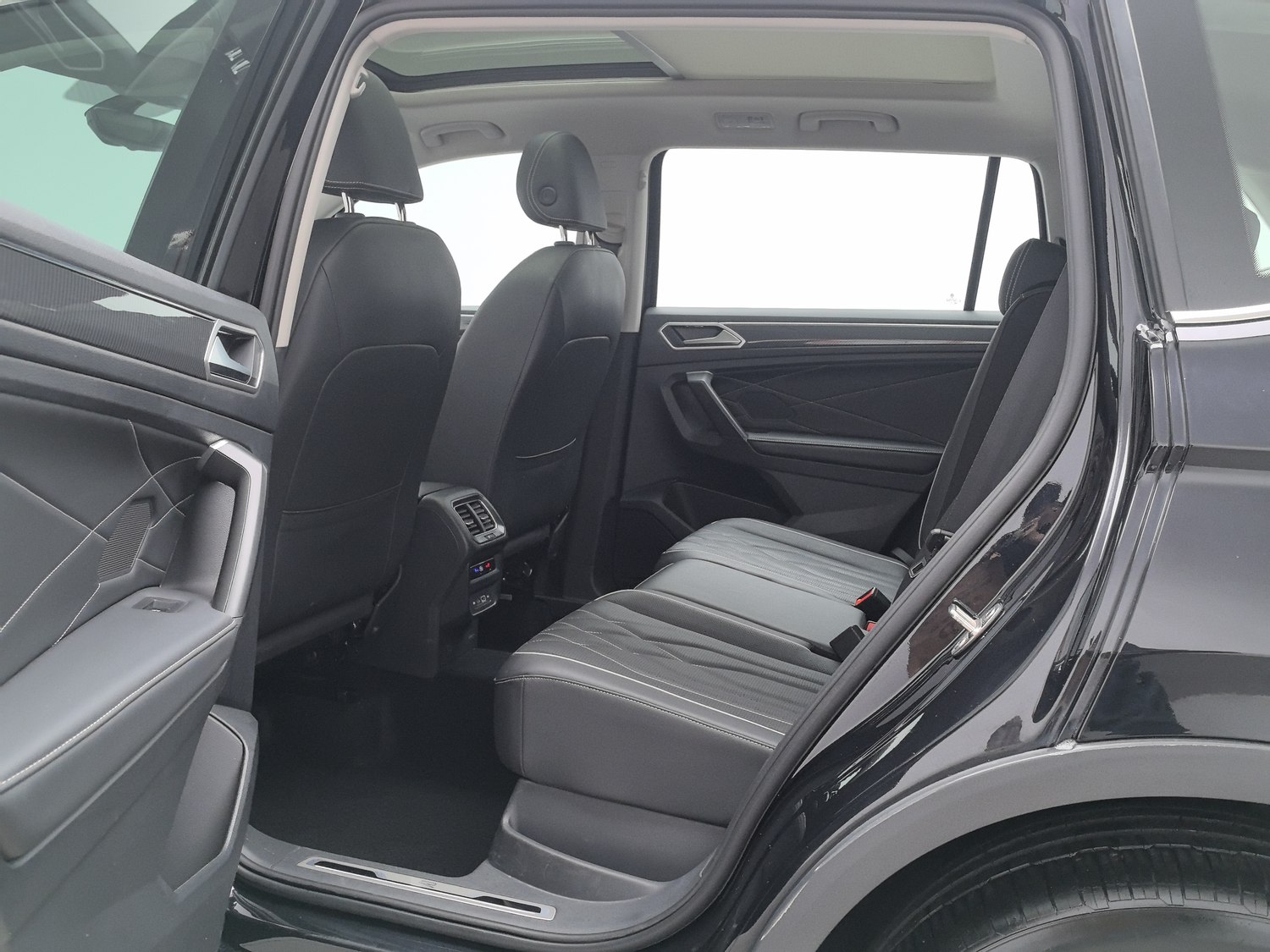 Used Volkswagen Tiguan L 2022 2.0 AT