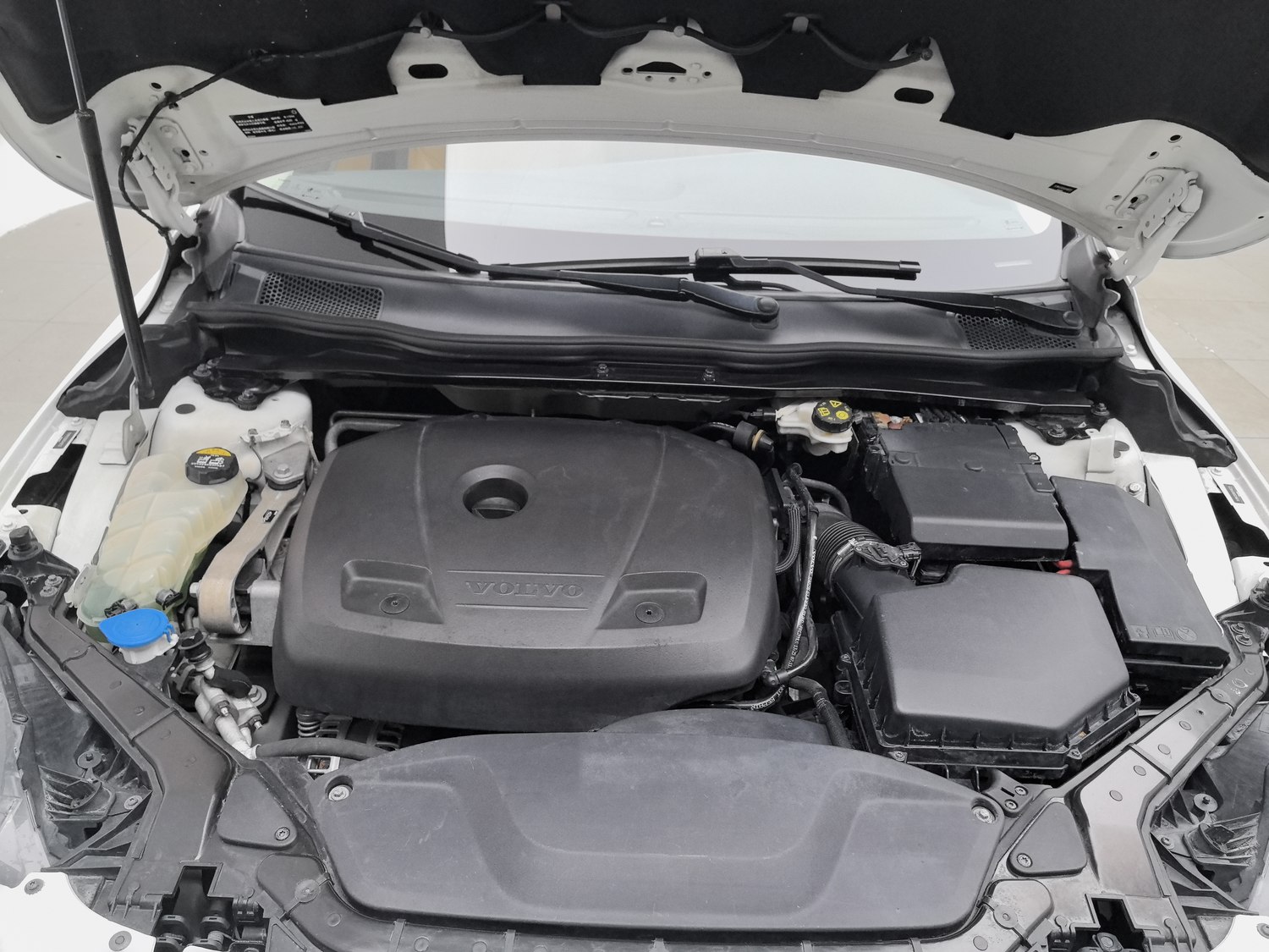Used Volvo V40 2017 1.5 AT