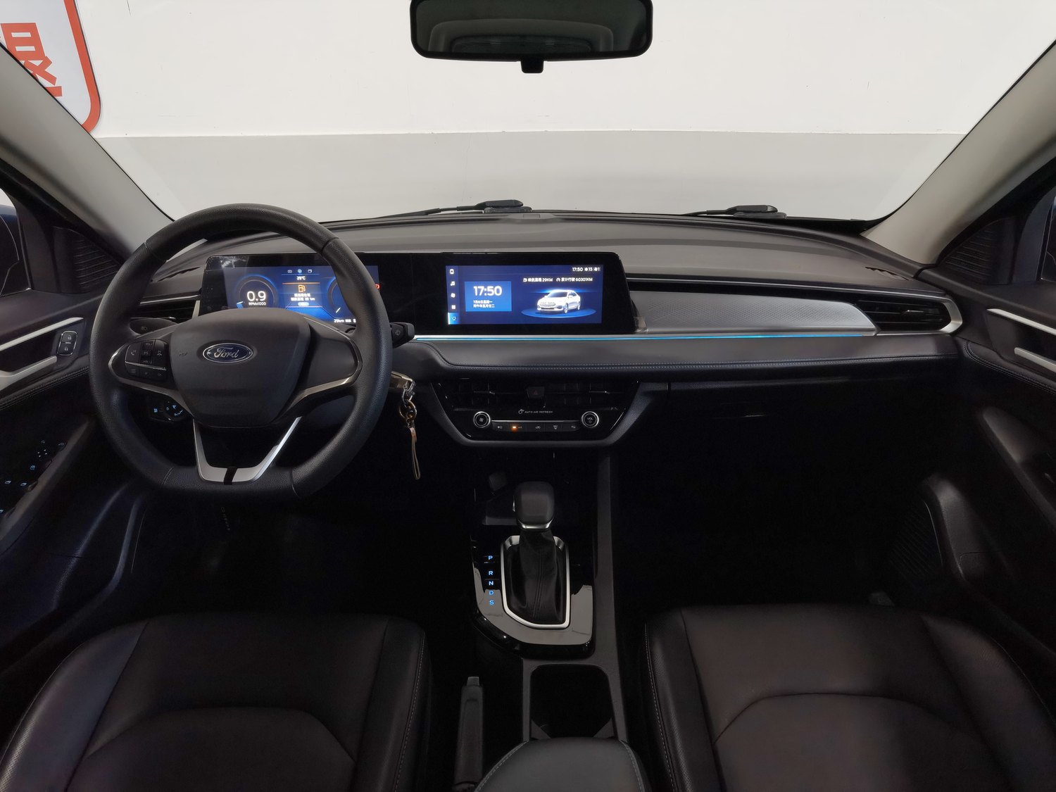 Подержанный Ford Escort 2021 года выпуска, 1.5 л, автоматическая коробка передач.