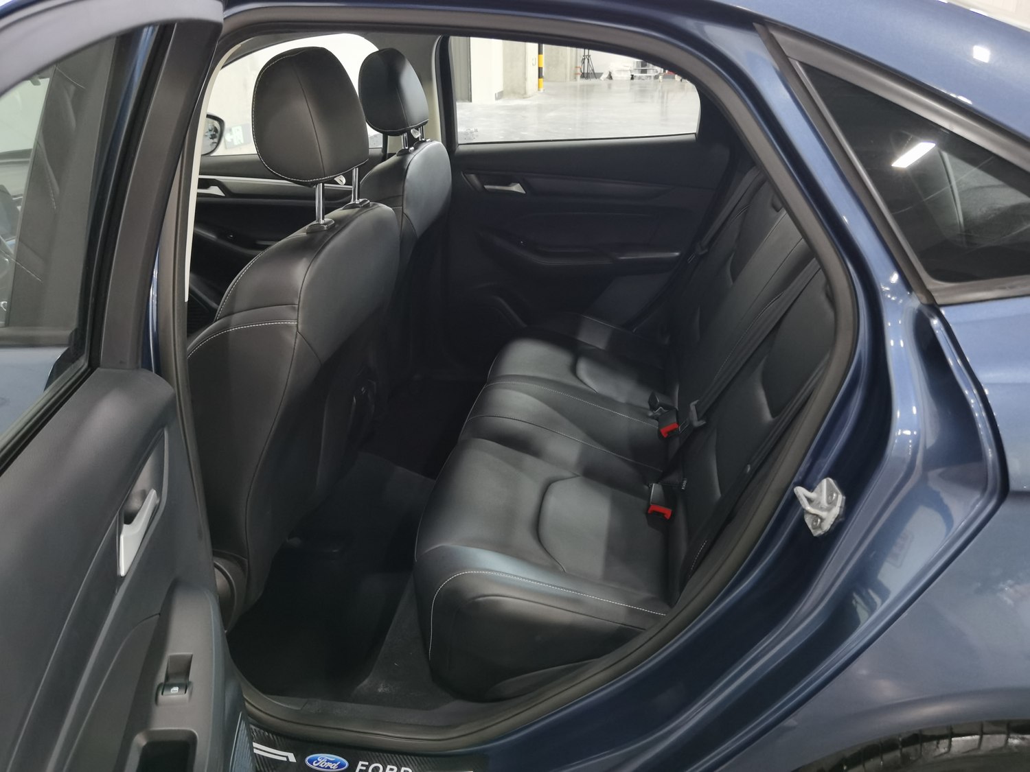 Подержанный Ford Escort 2021 года выпуска, 1.5 л, автоматическая коробка передач.