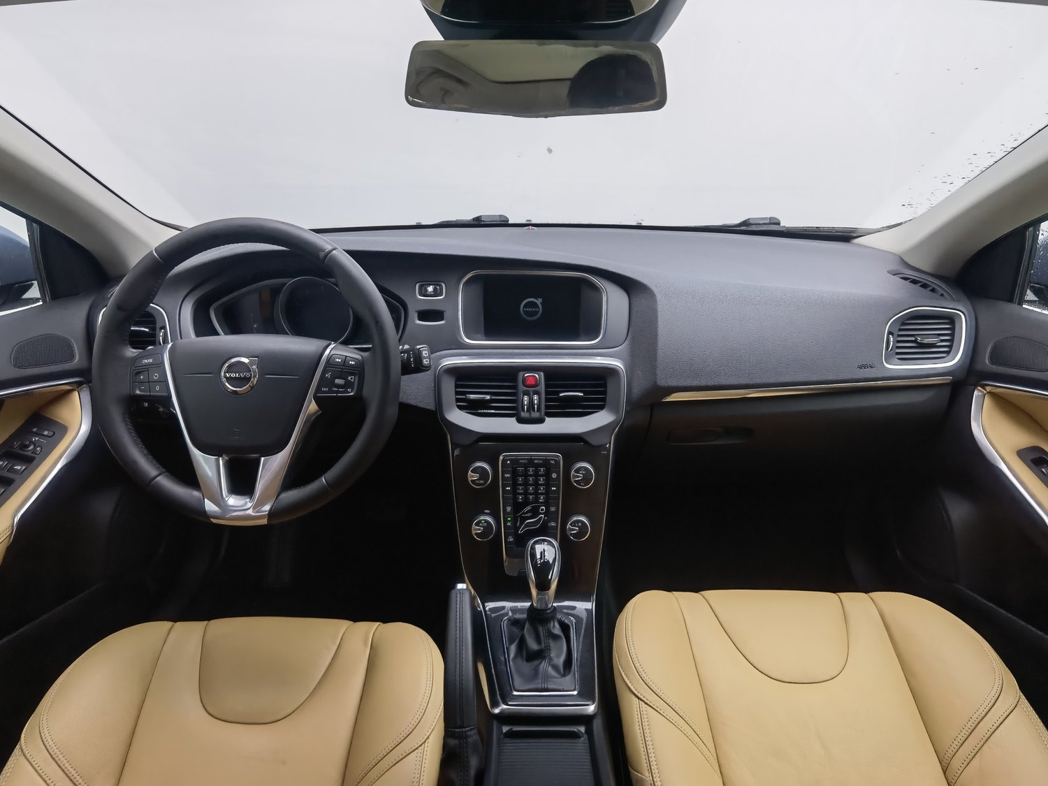 Used Volvo V40 2017 1.5 AT