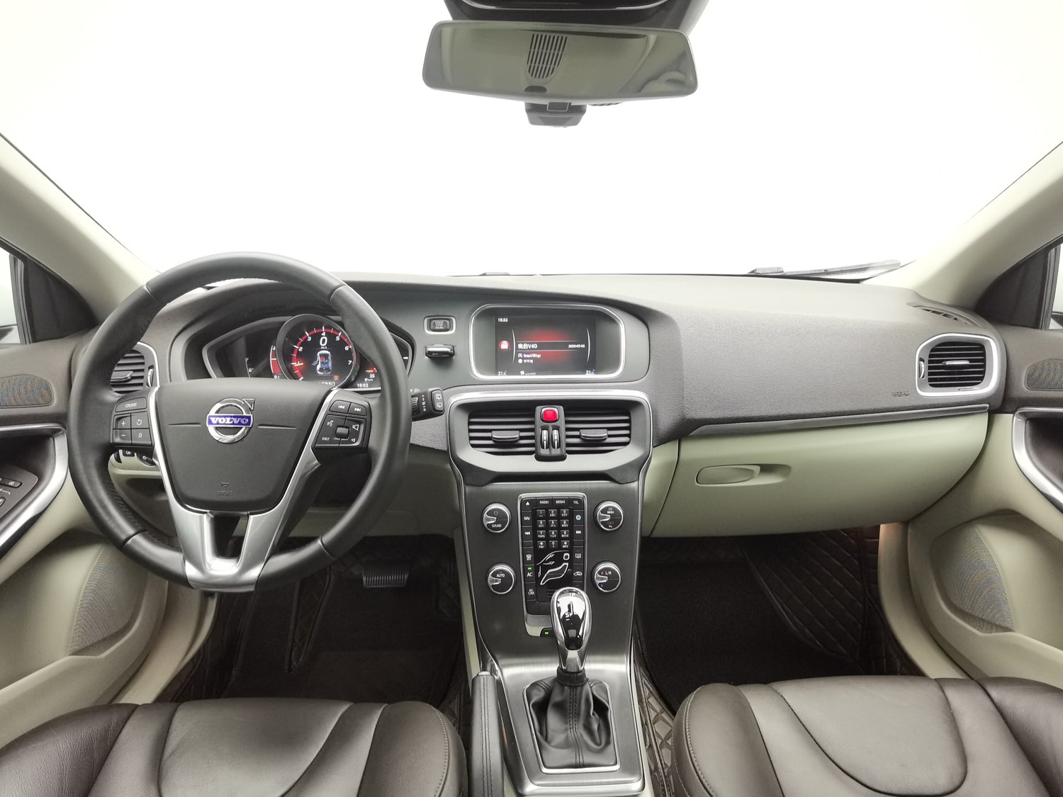Used Volvo V40 2016 1.5 AT