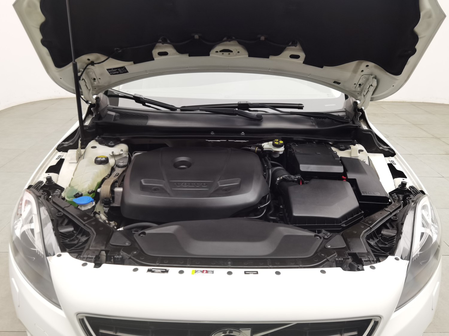 Used Volvo V40 2016 1.5 AT