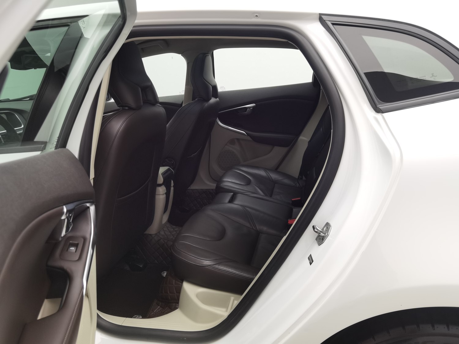 Used Volvo V40 2016 1.5 AT