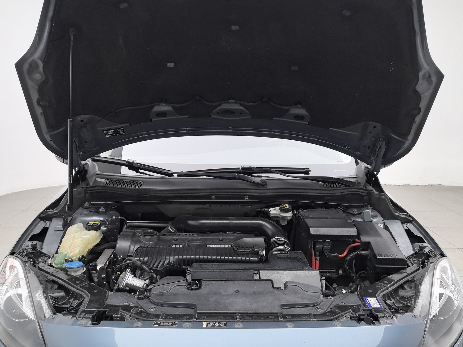 Used Volvo V40 2014 2.0 AT