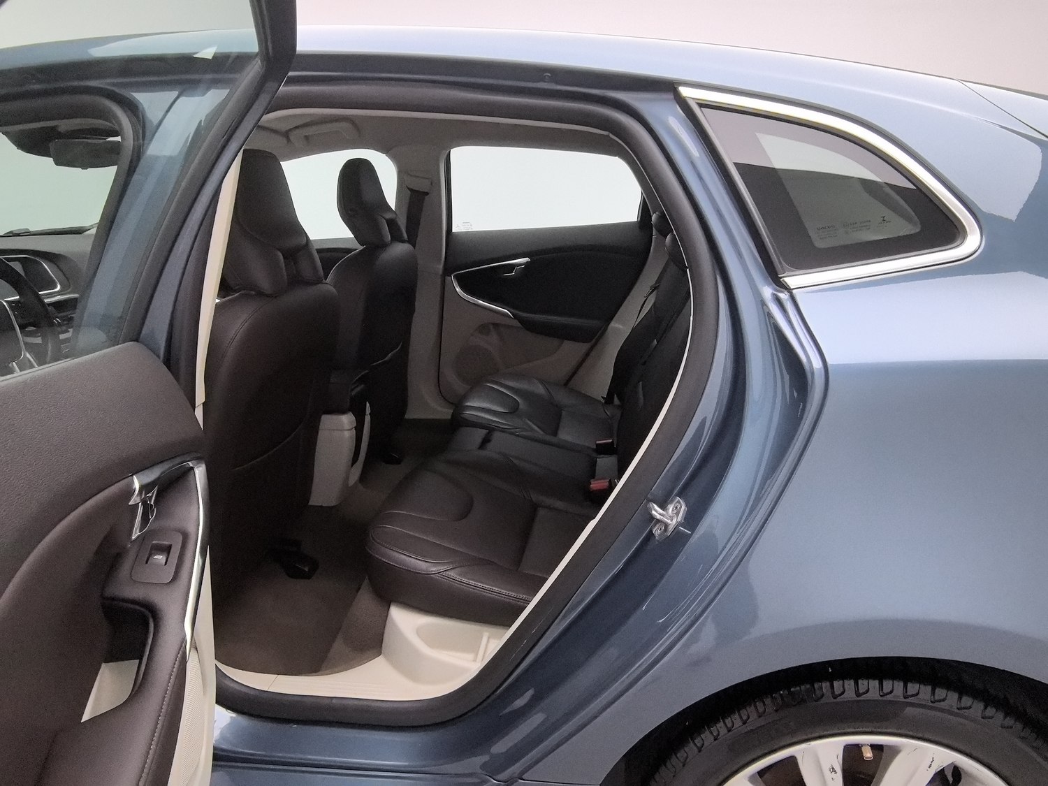 Used Volvo V40 2014 2.0 AT