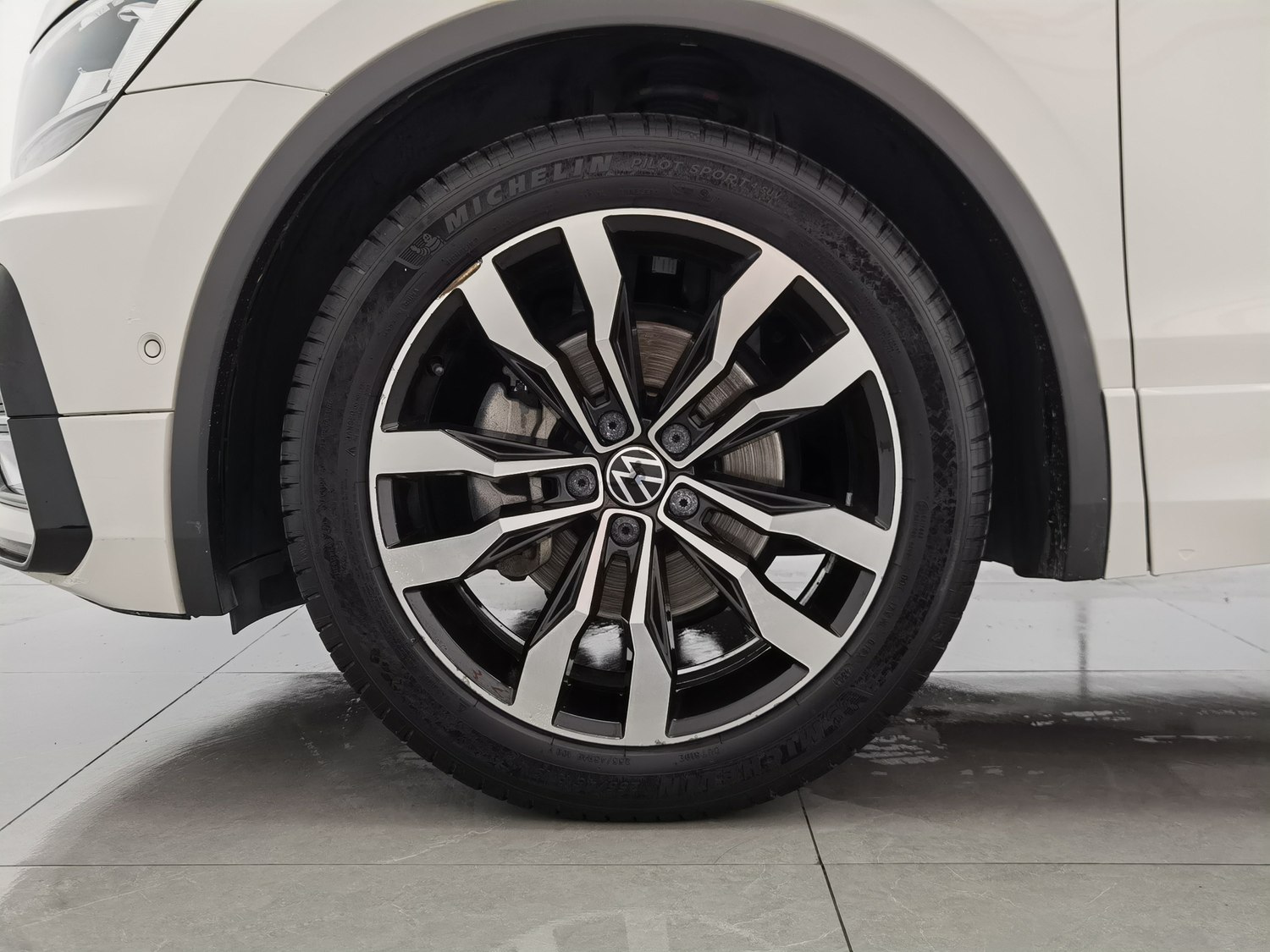 Used Volkswagen Tiguan L 2021 2.0 AT
