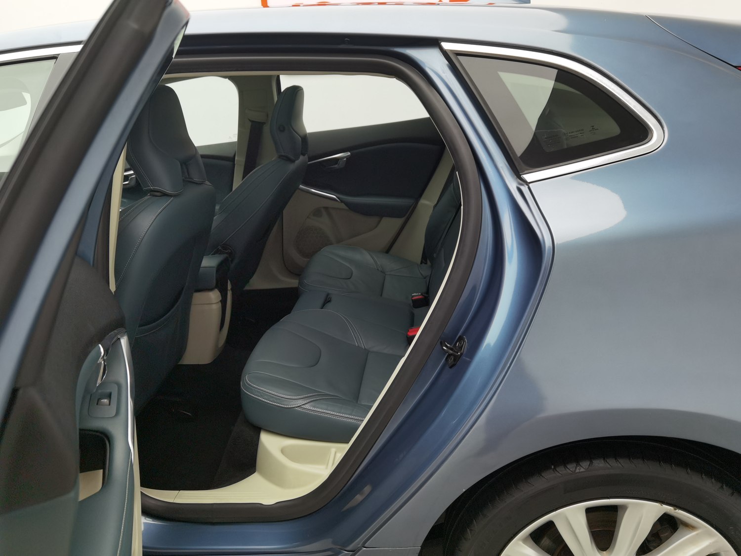 Used Volvo V40 2013 2.0 AT