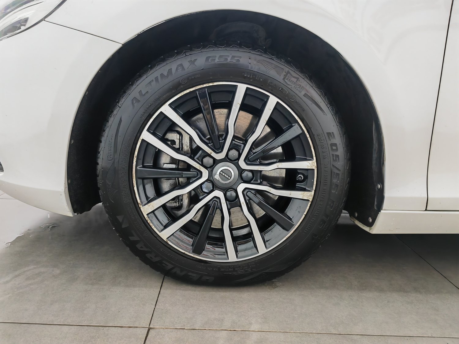 Used Volvo V40 2017 1.5 AT