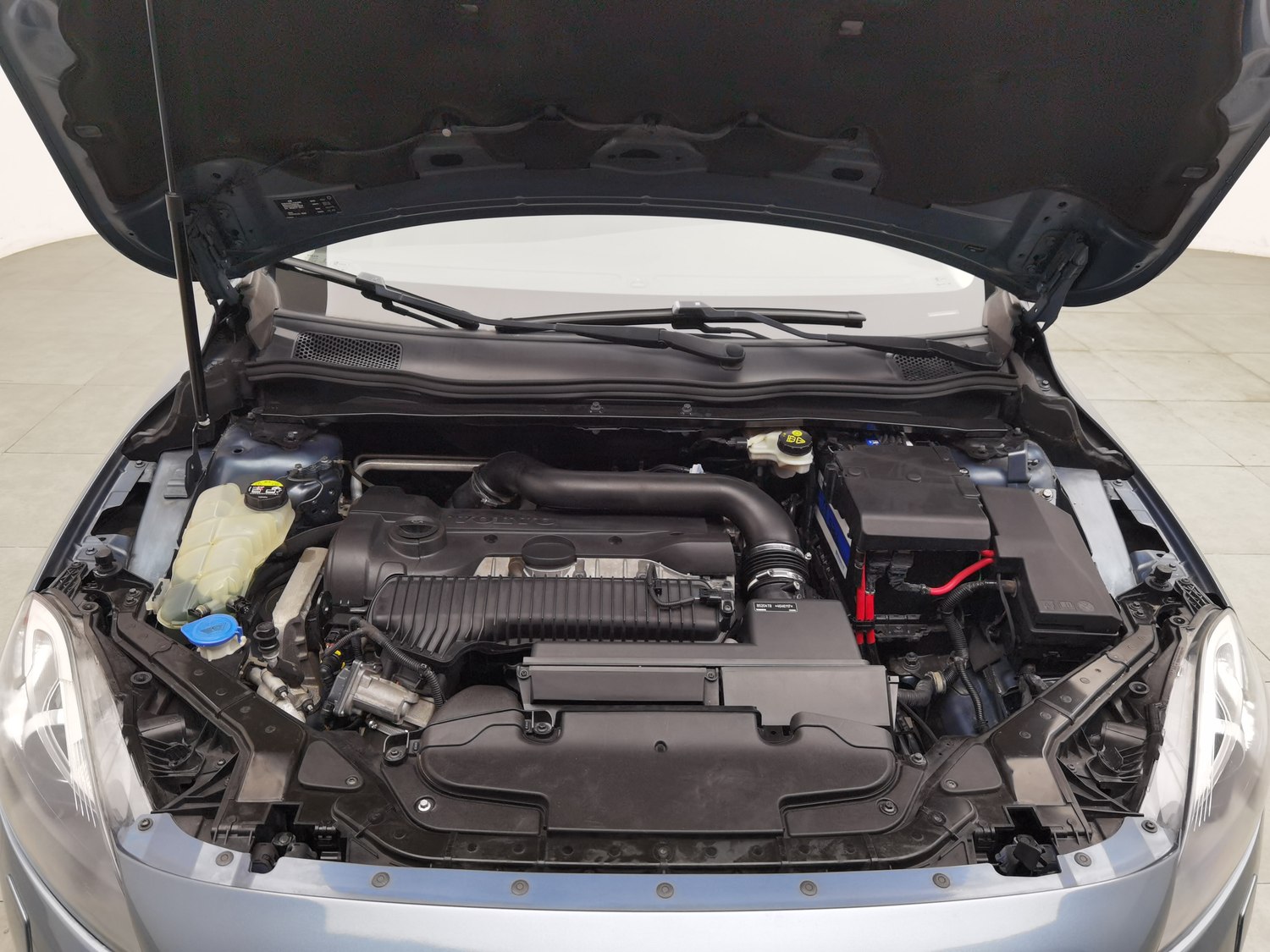 Used Volvo V40 2013 2.0 AT