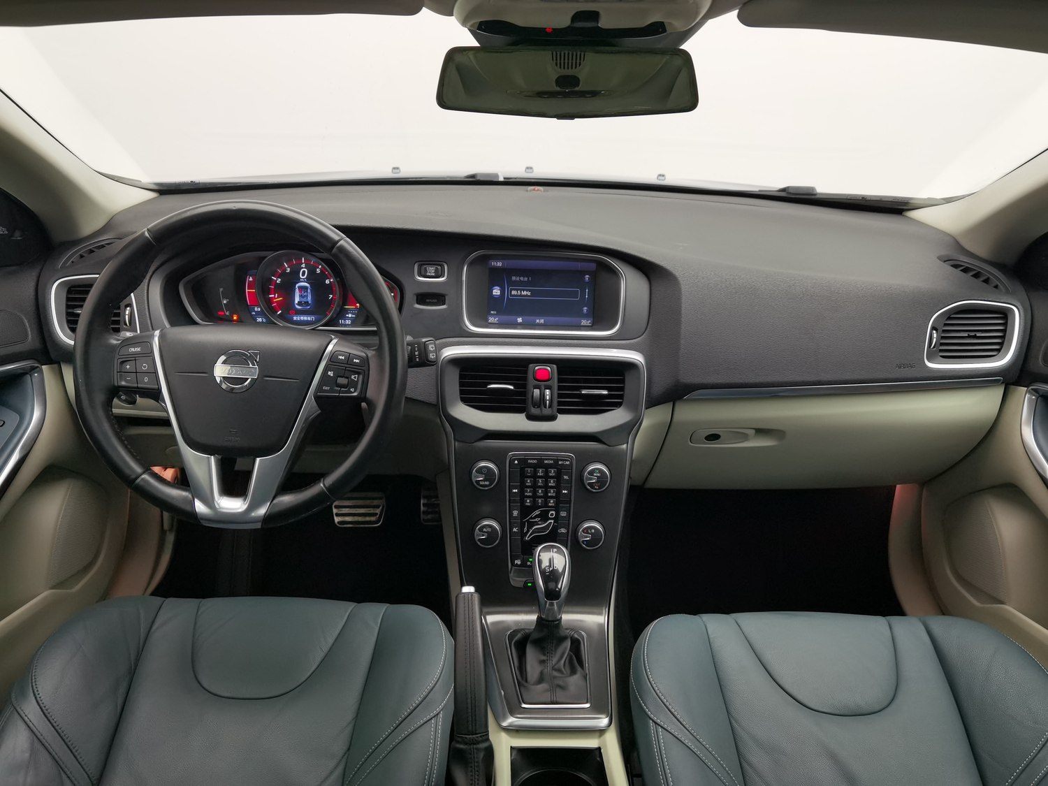 Used Volvo V40 2013 2.0 AT