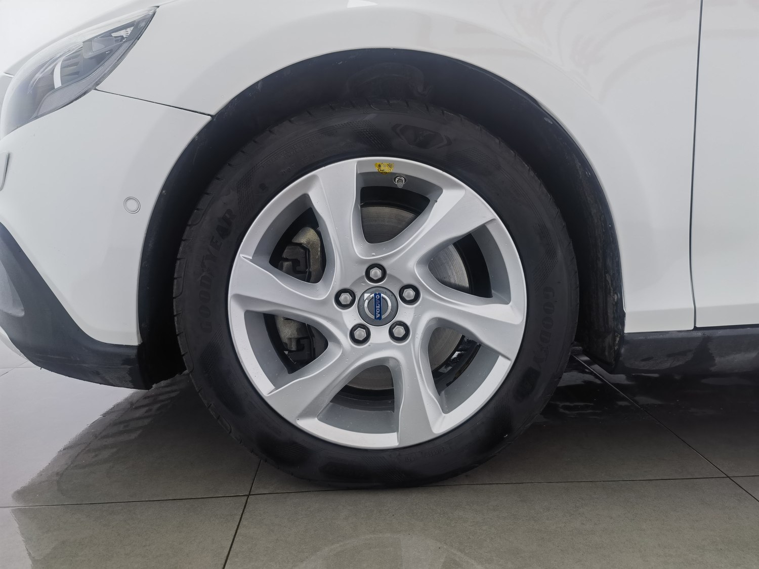 Used Volvo V40 2014 2.0 AT