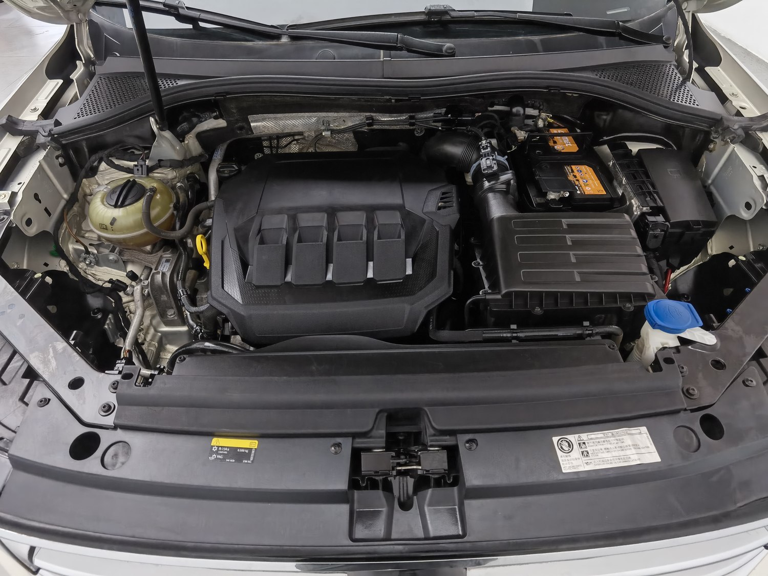 Used Volkswagen Tiguan L 2023 2.0 AT