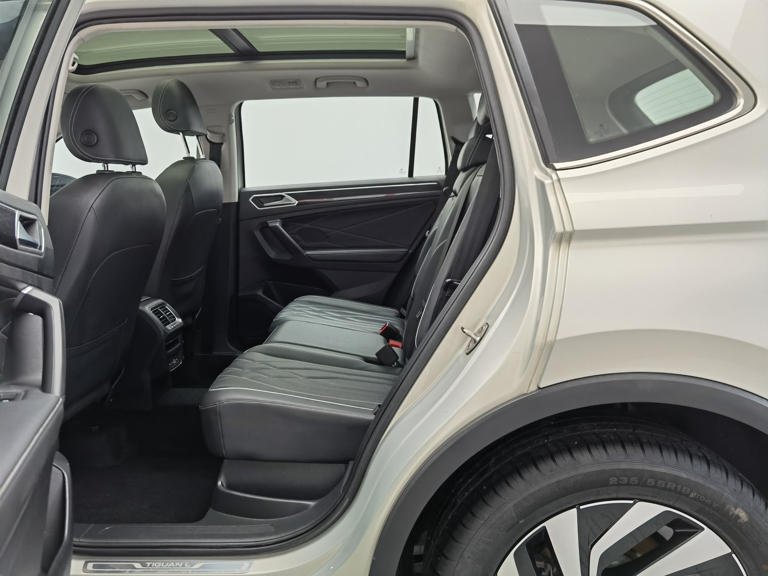 Used Volkswagen Tiguan L 2023 2.0 AT