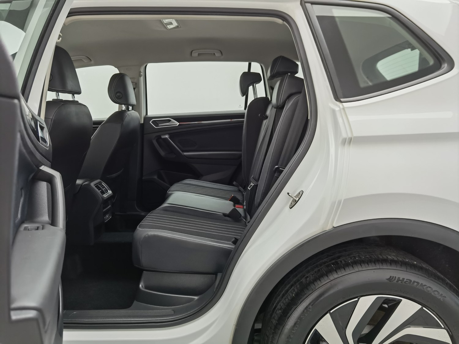 Used Volkswagen Tiguan L 2023 2.0 AT