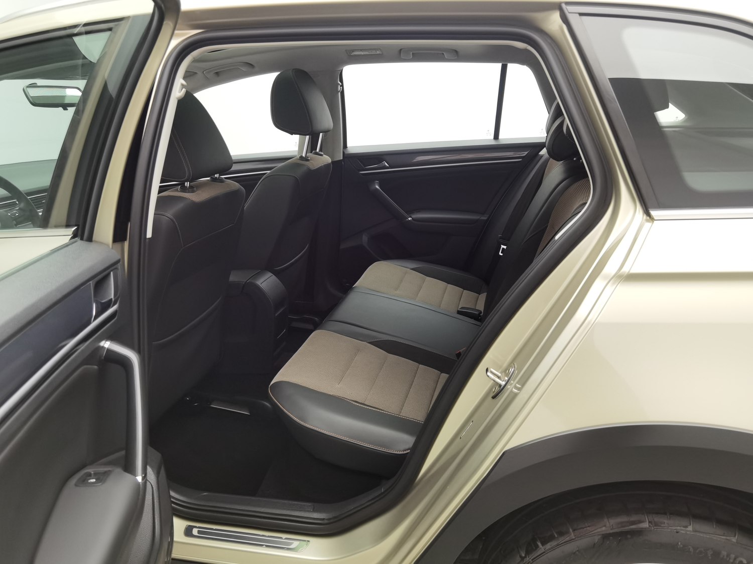 Used Volkswagen C-TREK 2018 1.4 AT