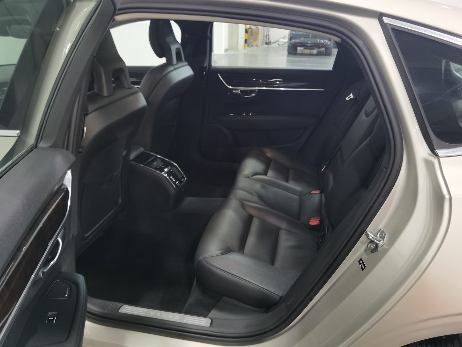Used Volvo S90 2018 2.0 AT