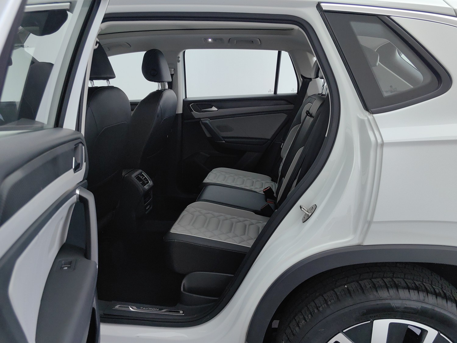 Used Volkswagen Tayron 2023 1.4 AT