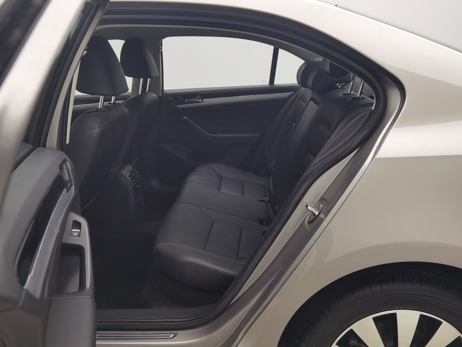 Used Volkswagen Sagitar 2018 1.6 AT