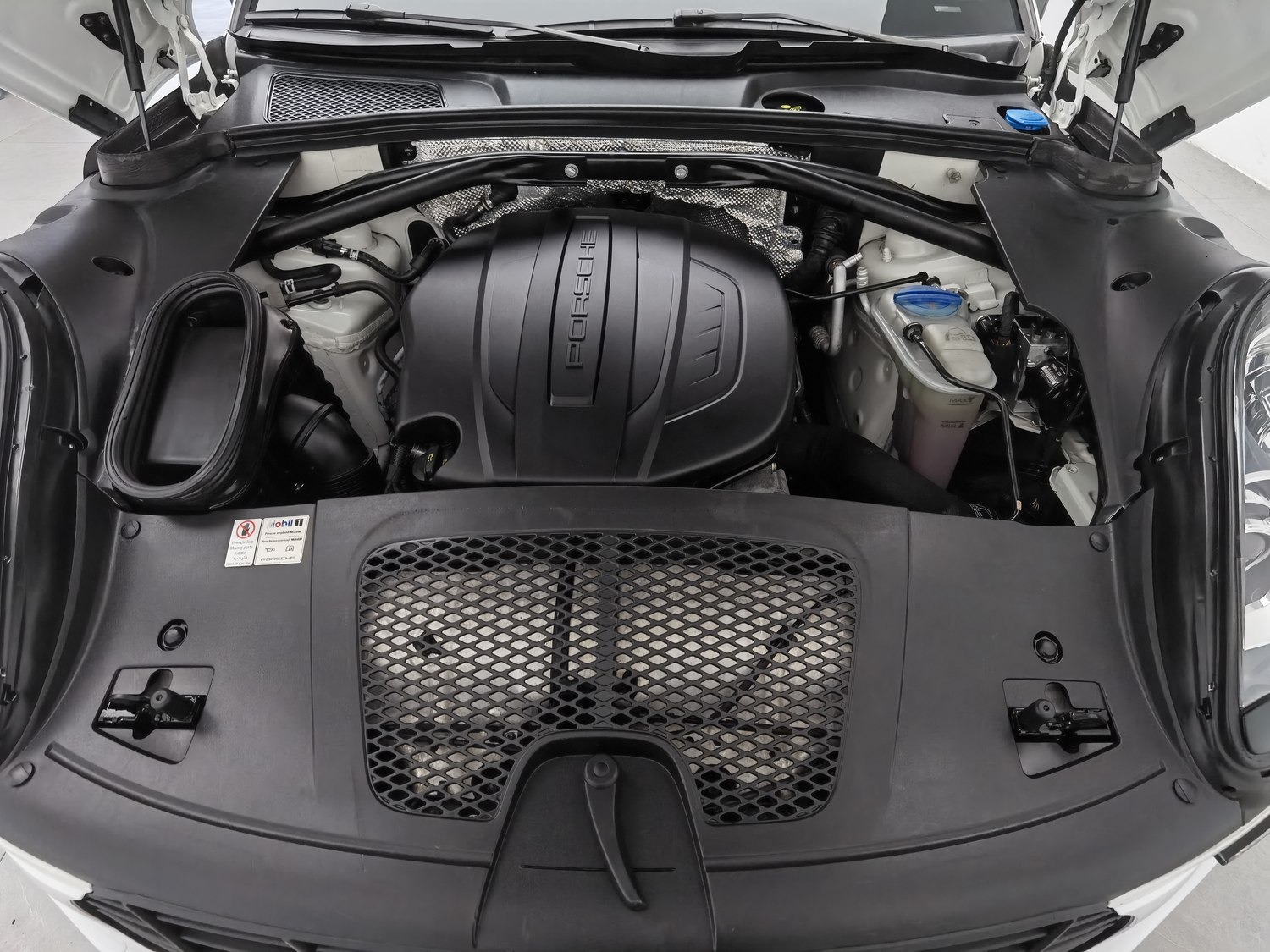 Подержанный Porsche Macan 2016 года выпуска, 2.0 с автоматической коробкой передач.
