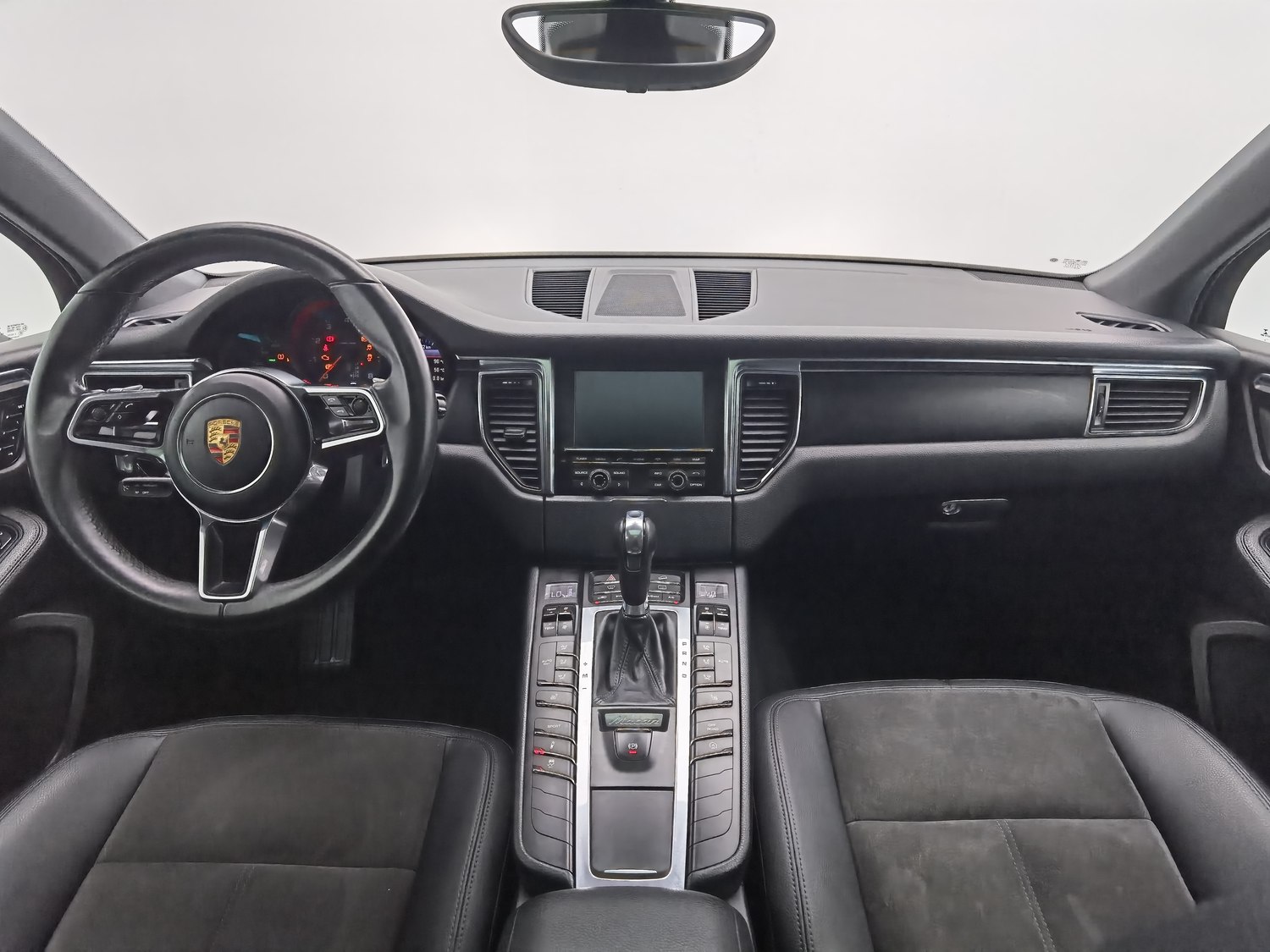 Подержанный Porsche Macan 2016 года выпуска, 2.0 с автоматической коробкой передач.