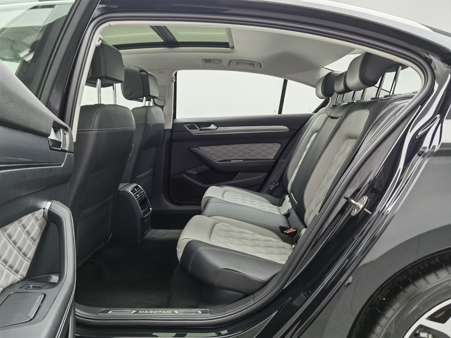 Подержанный Volkswagen Magotan 2023 года выпуска, 2.0 AT