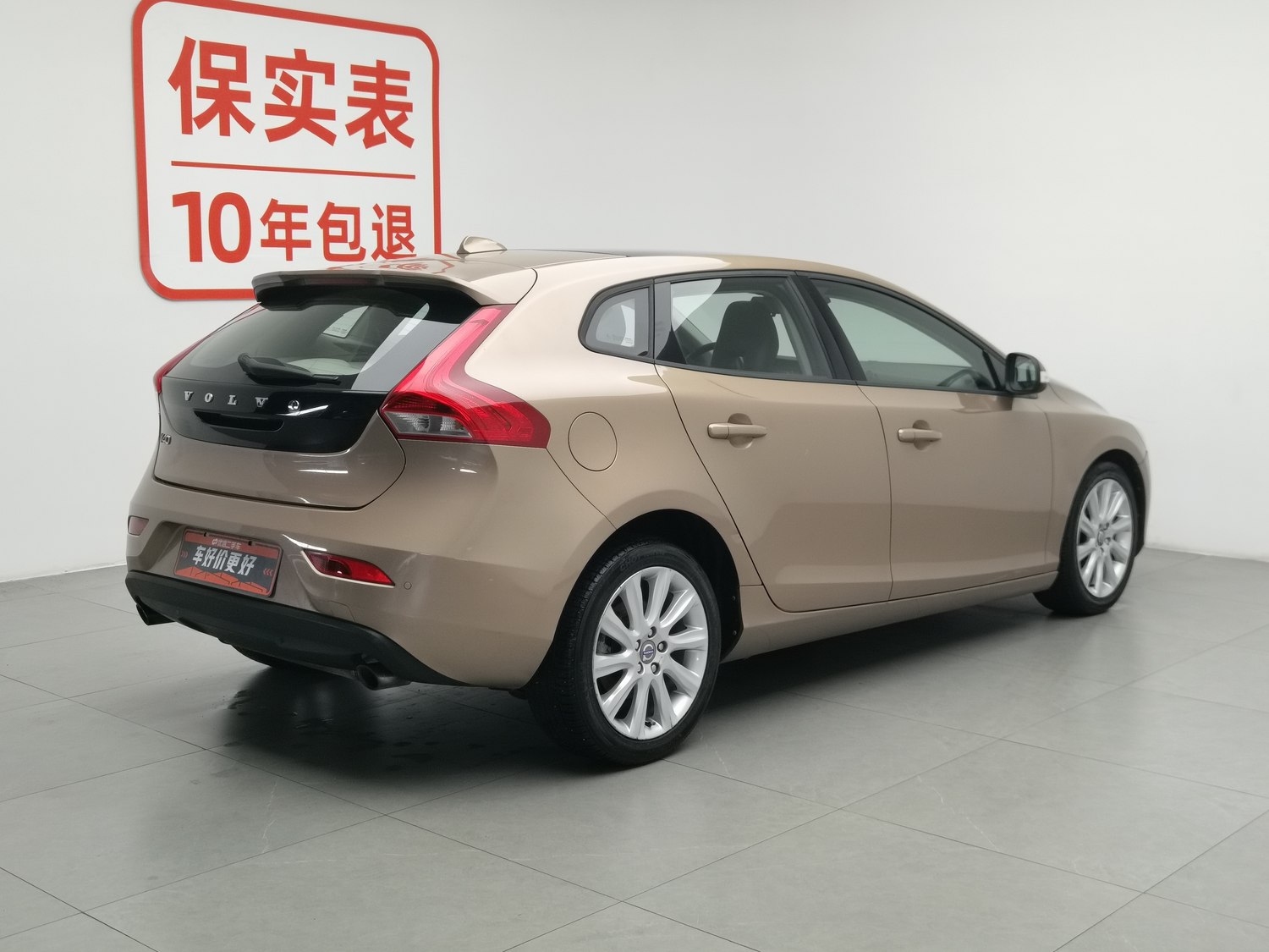 Used Volvo V40 2015 1.6 AT