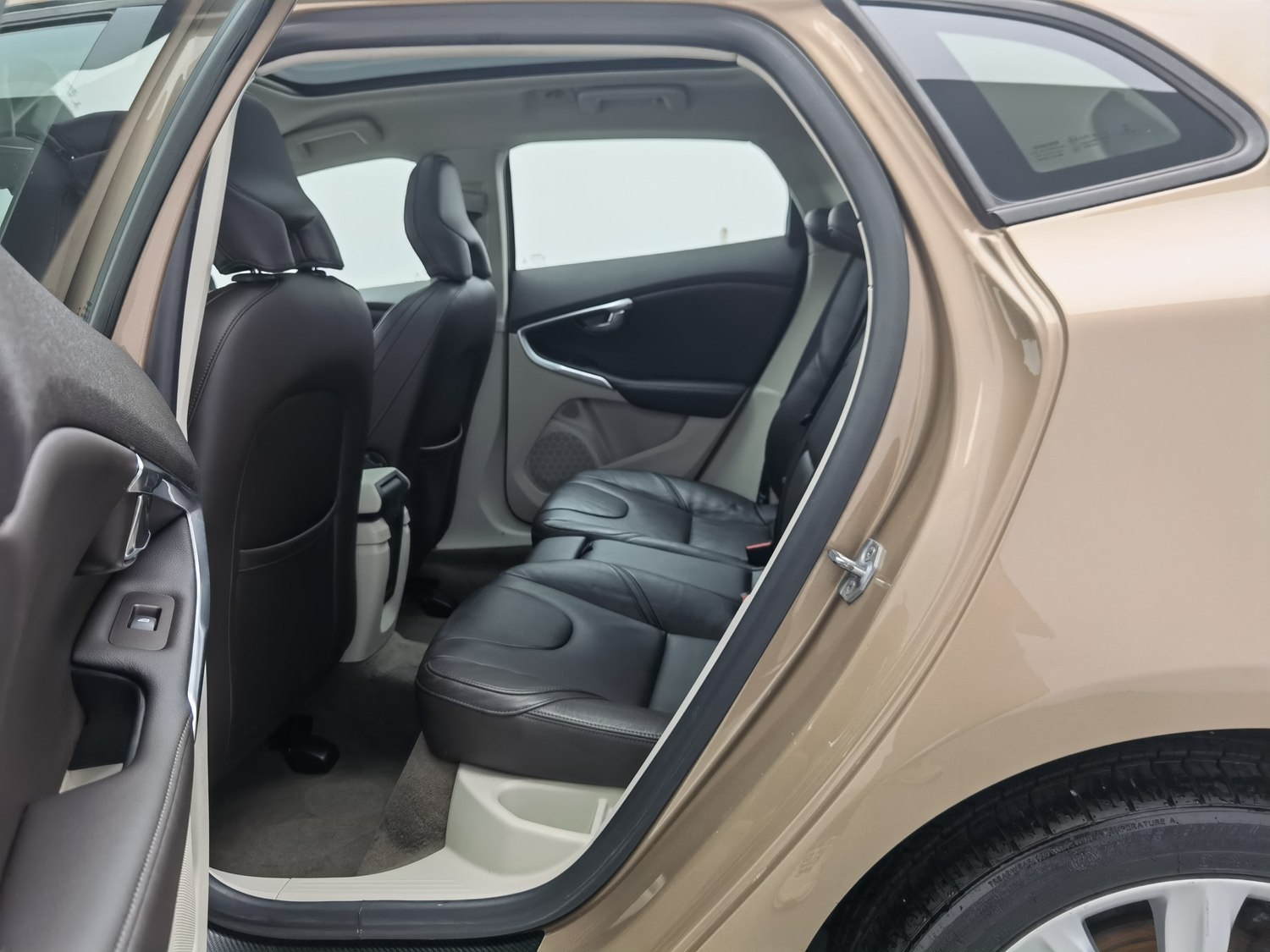 Used Volvo V40 2015 1.6 AT