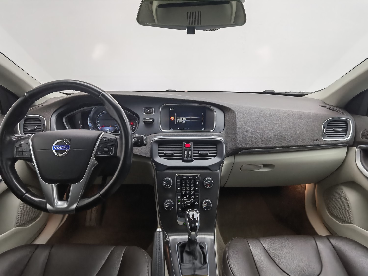 Used Volvo V40 2015 1.6 AT