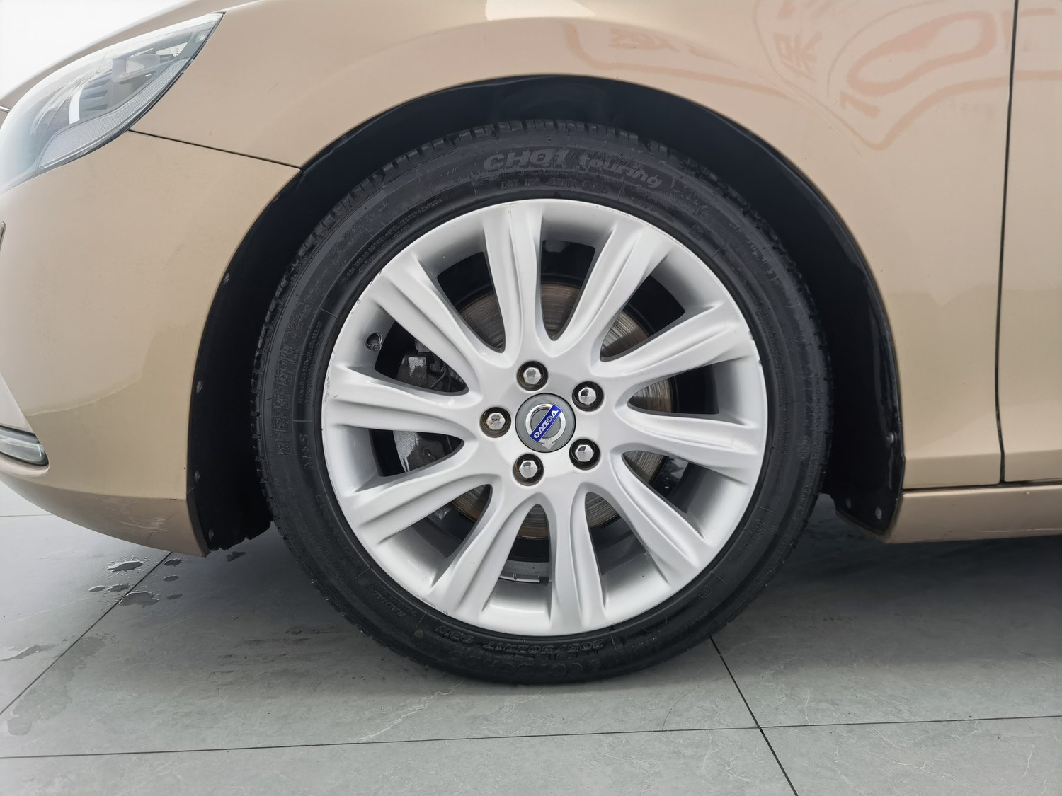 Used Volvo V40 2015 1.6 AT