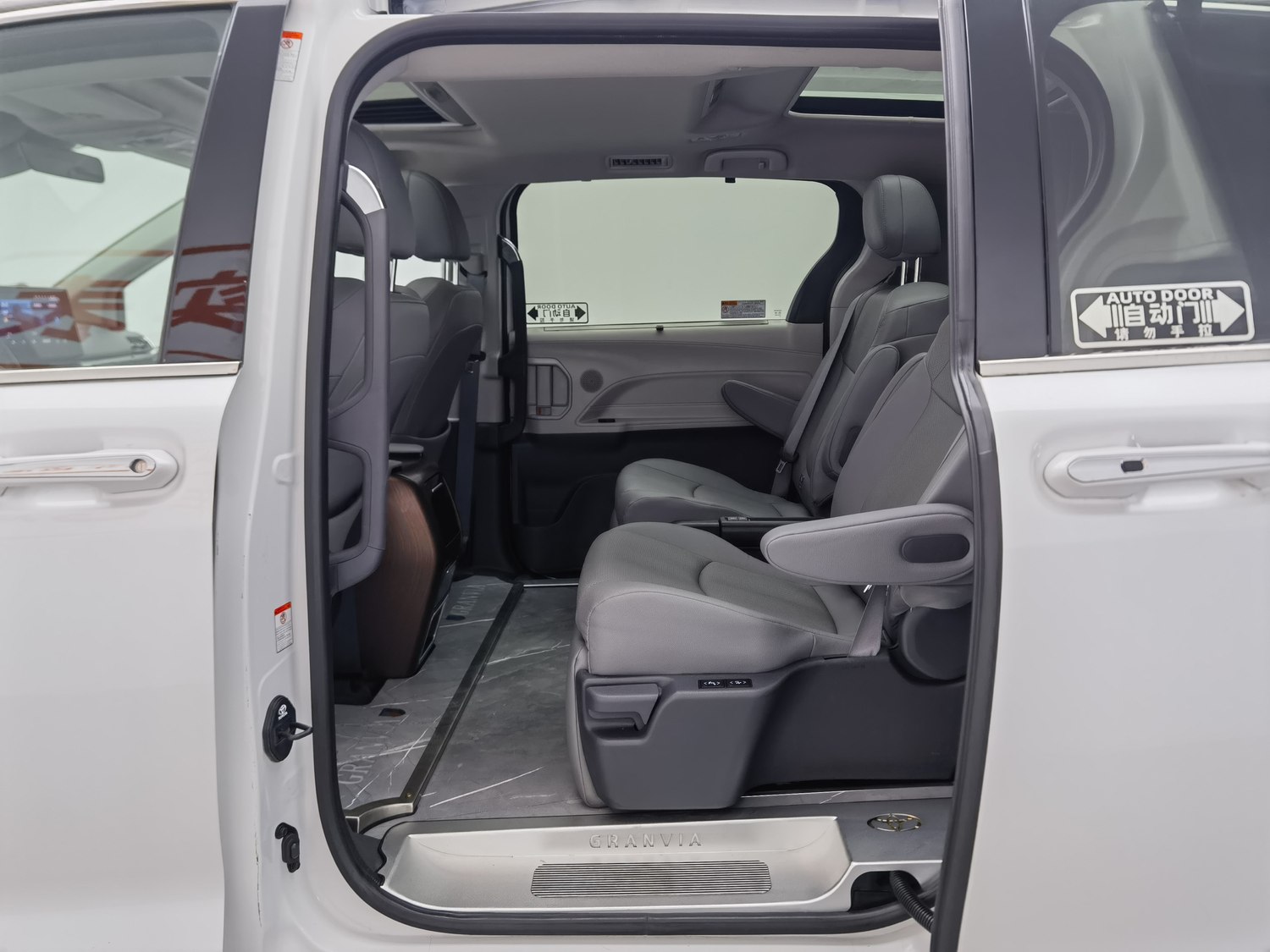 Toyota Granvia 2023 2.5 AT usado
