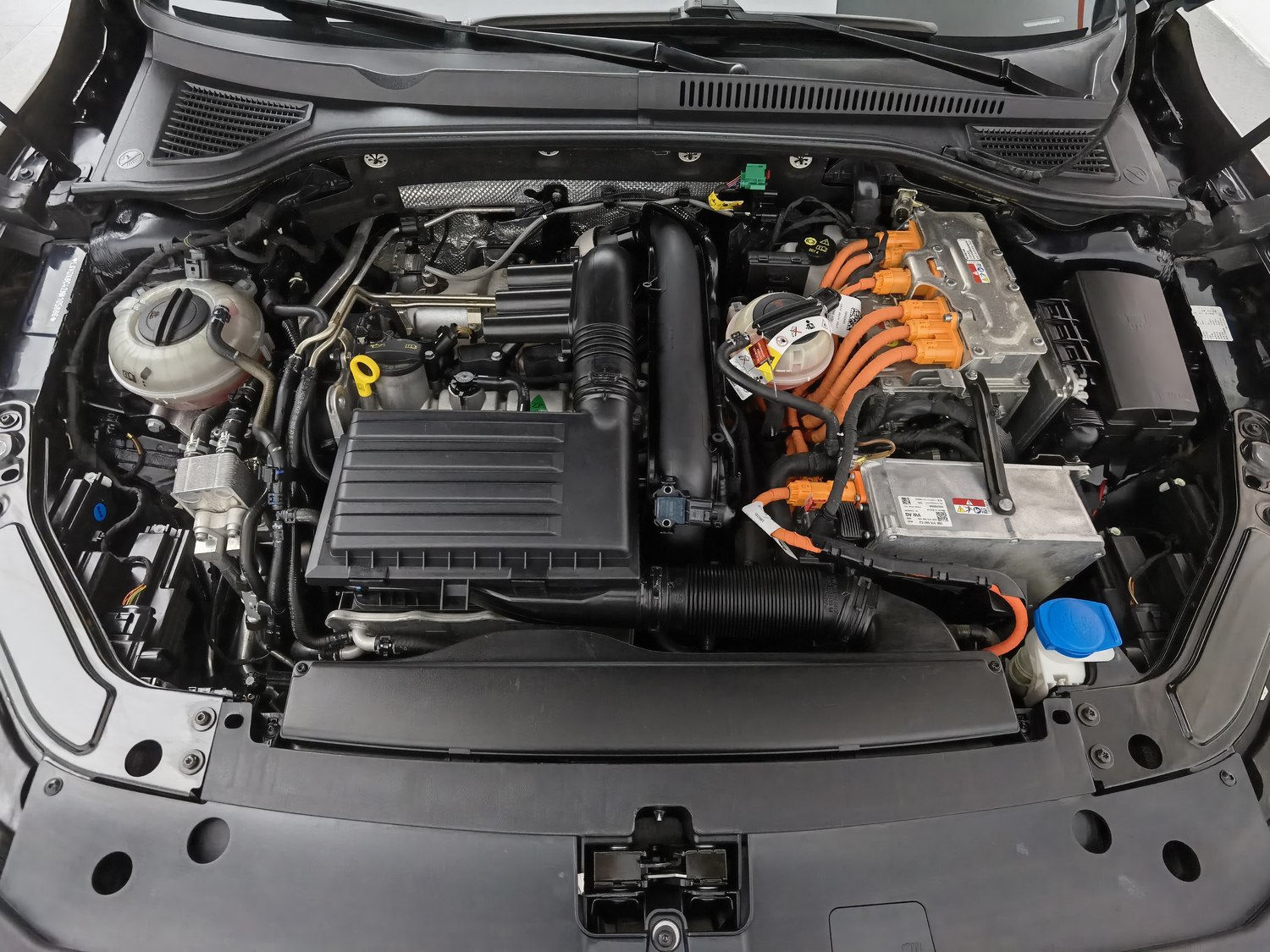 Подержанный Volkswagen Passat NEV 2022 года выпуска, 1.4 AT