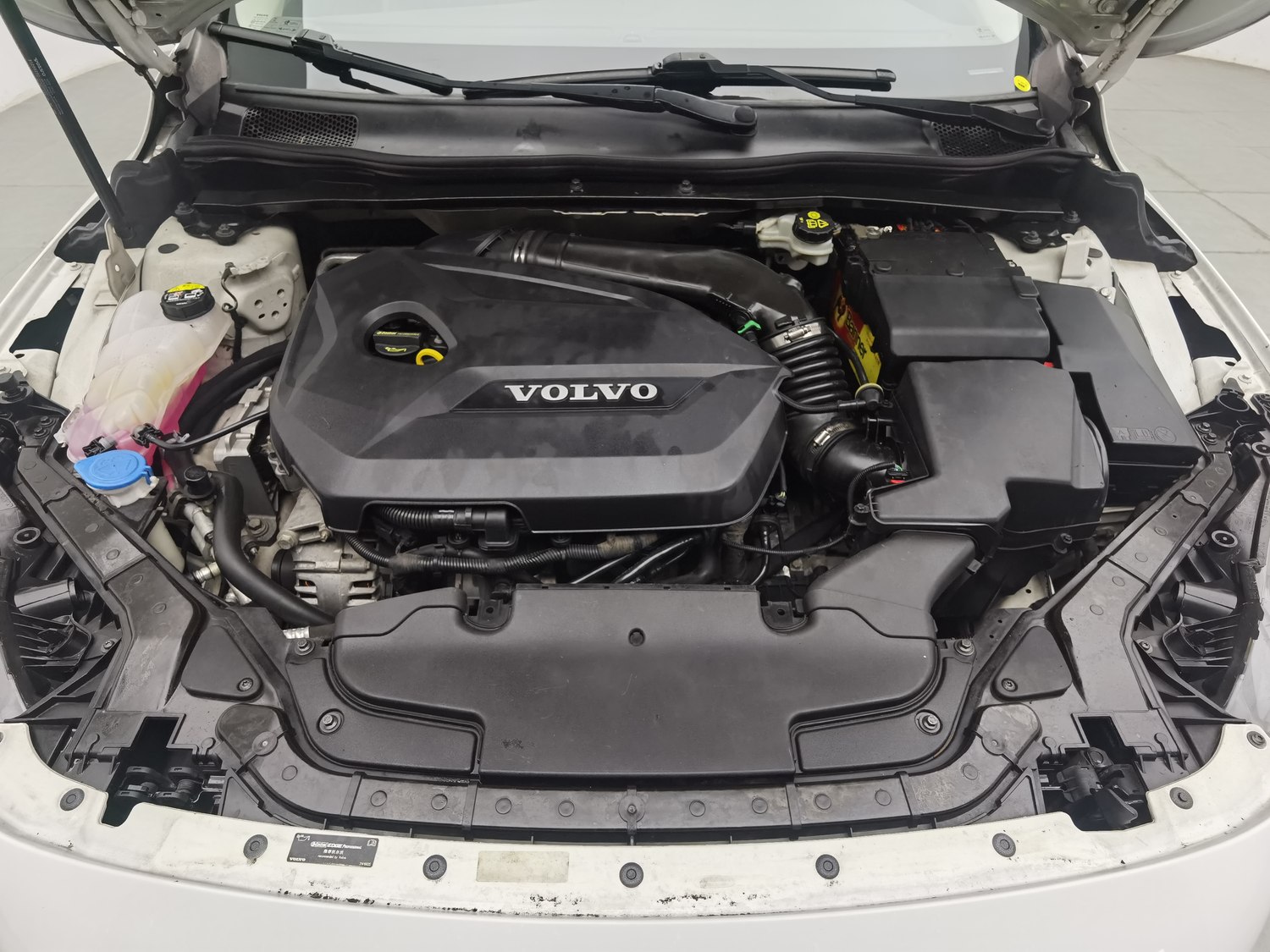 Used Volvo V40 2015 1.6 AT
