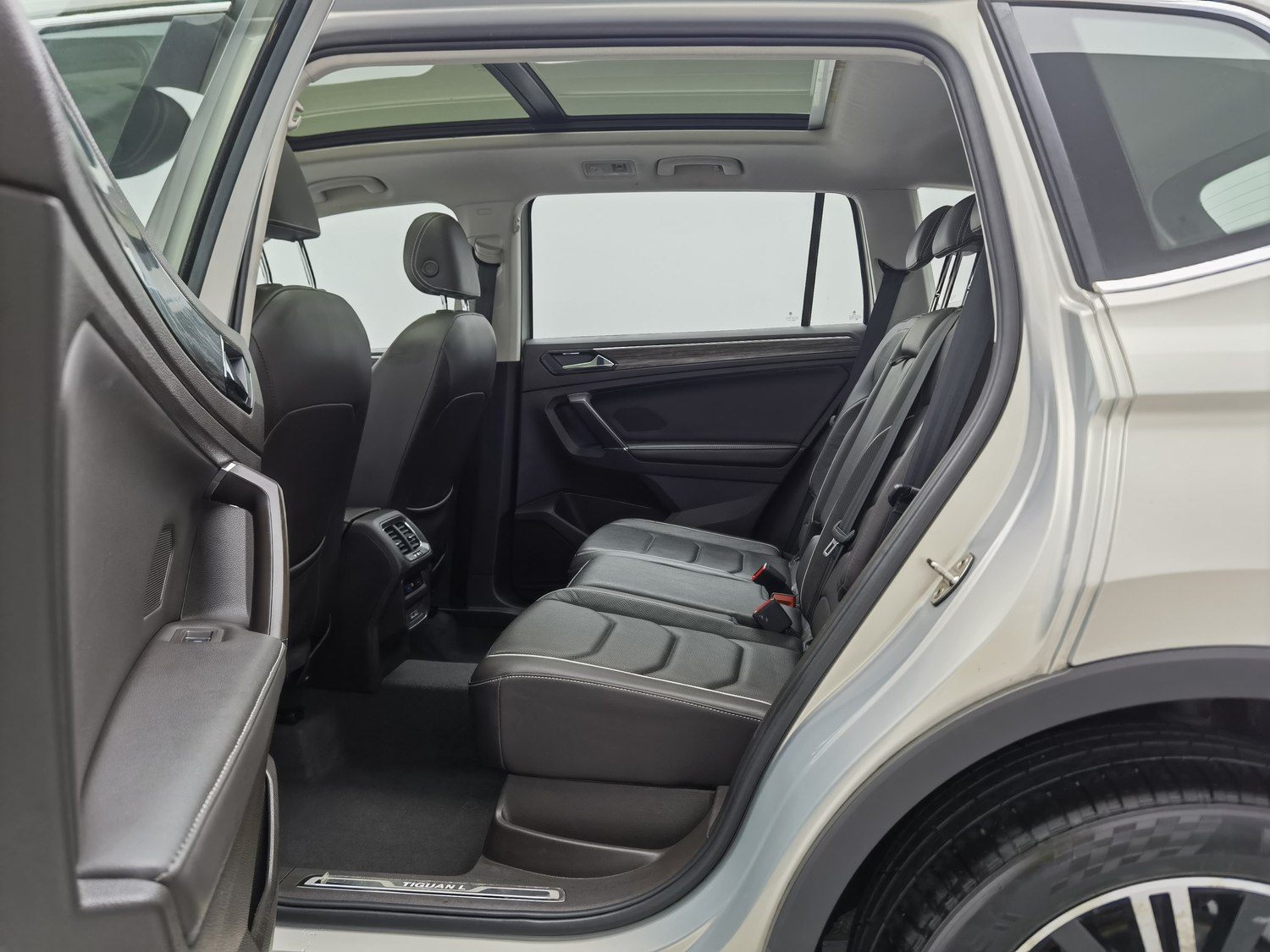 Used Volkswagen Tiguan L 2018 2.0 AT