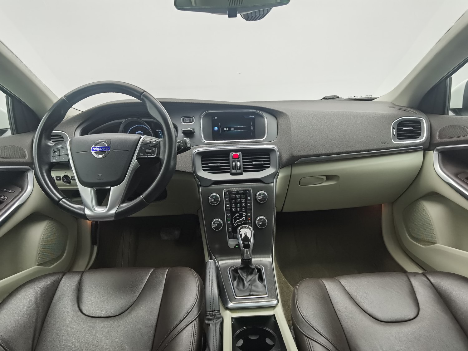 Used Volvo V40 2015 1.6 AT