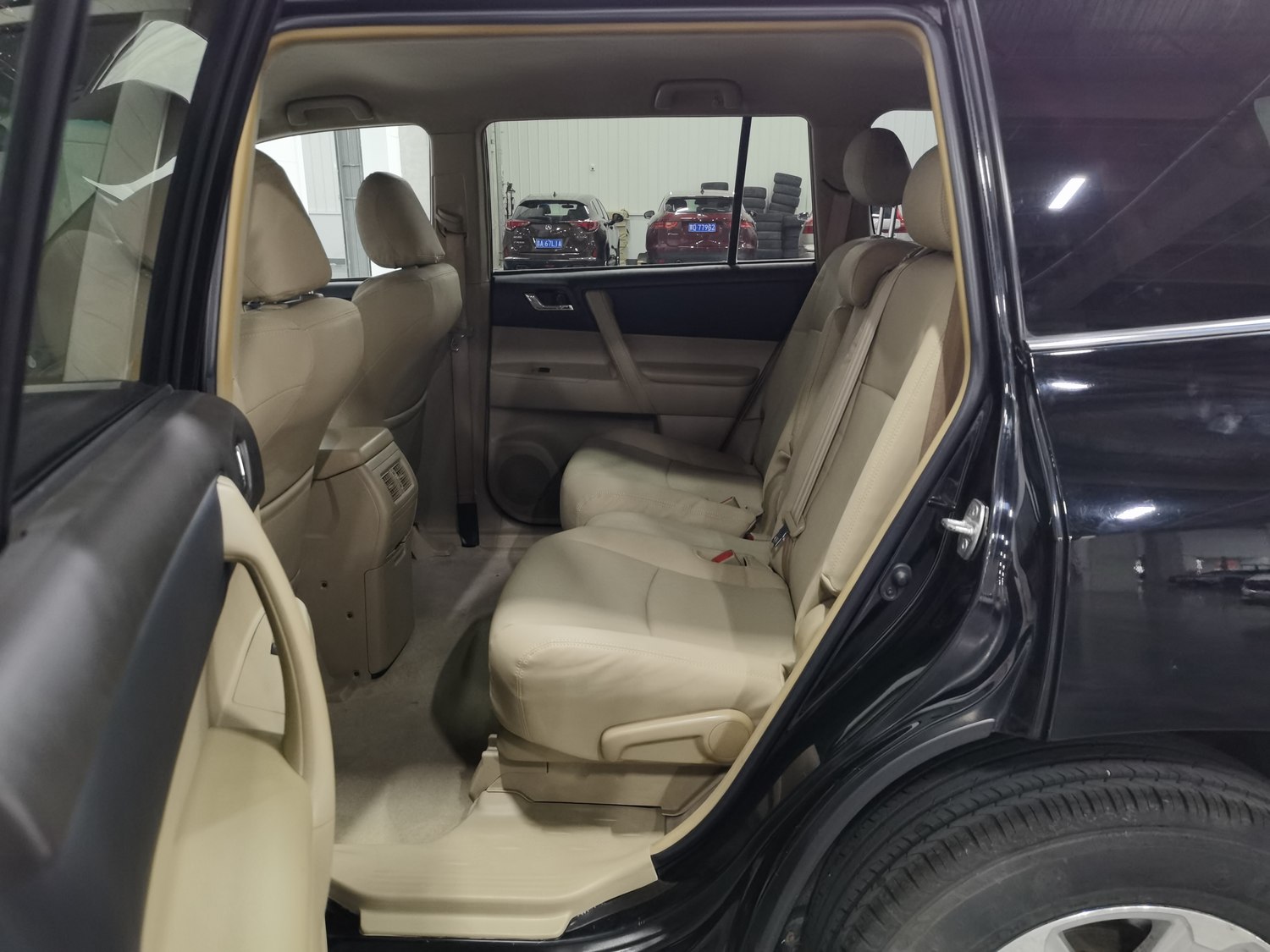 Подержанный Toyota Highlander 2012 года выпуска, двигатель 2.7, автоматическая коробка передач.