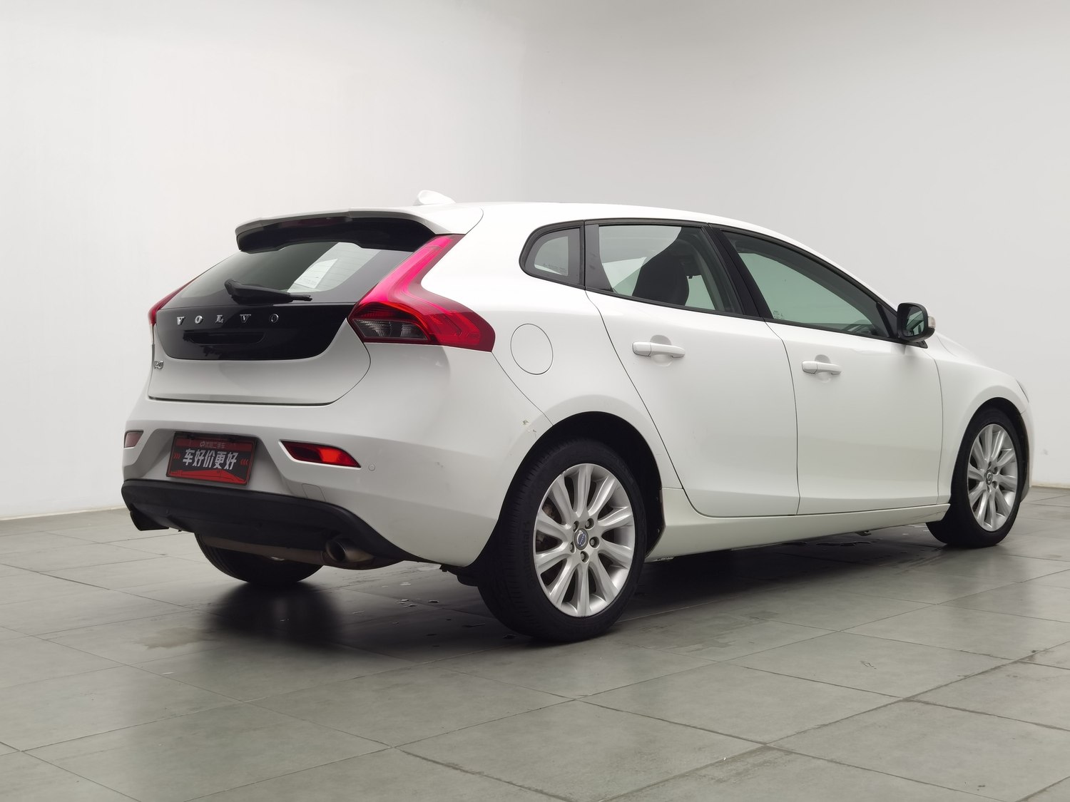 Used Volvo V40 2015 1.6 AT
