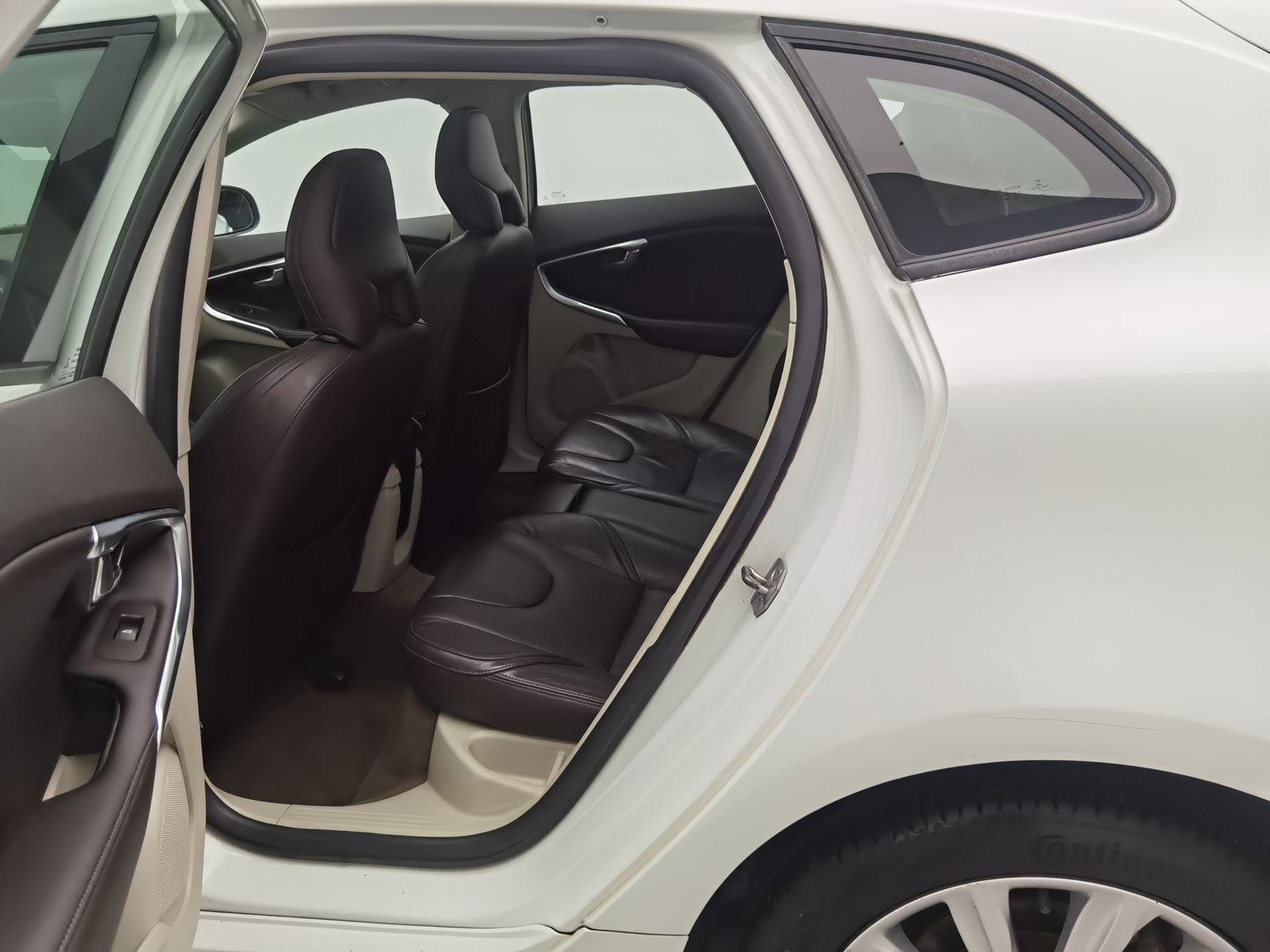 Used Volvo V40 2015 1.6 AT