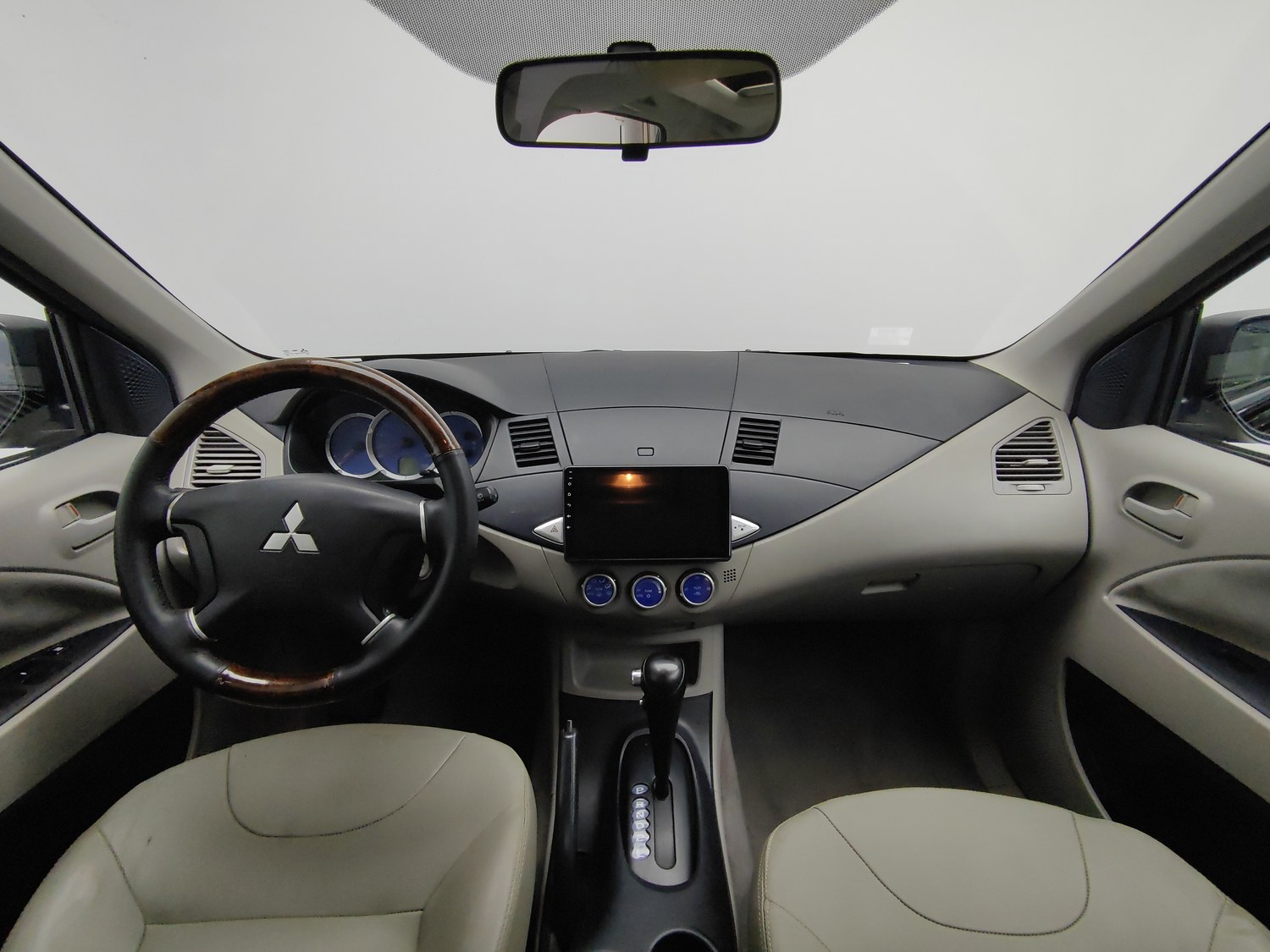 Used Mitsubishi Zinger 2011 2.0 AT