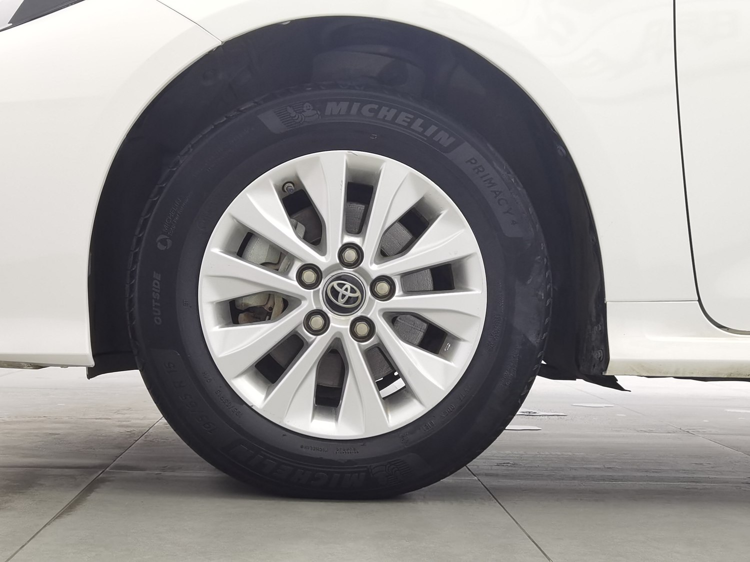Подержанный Toyota Corolla 2021 года выпуска, 1.2 AT