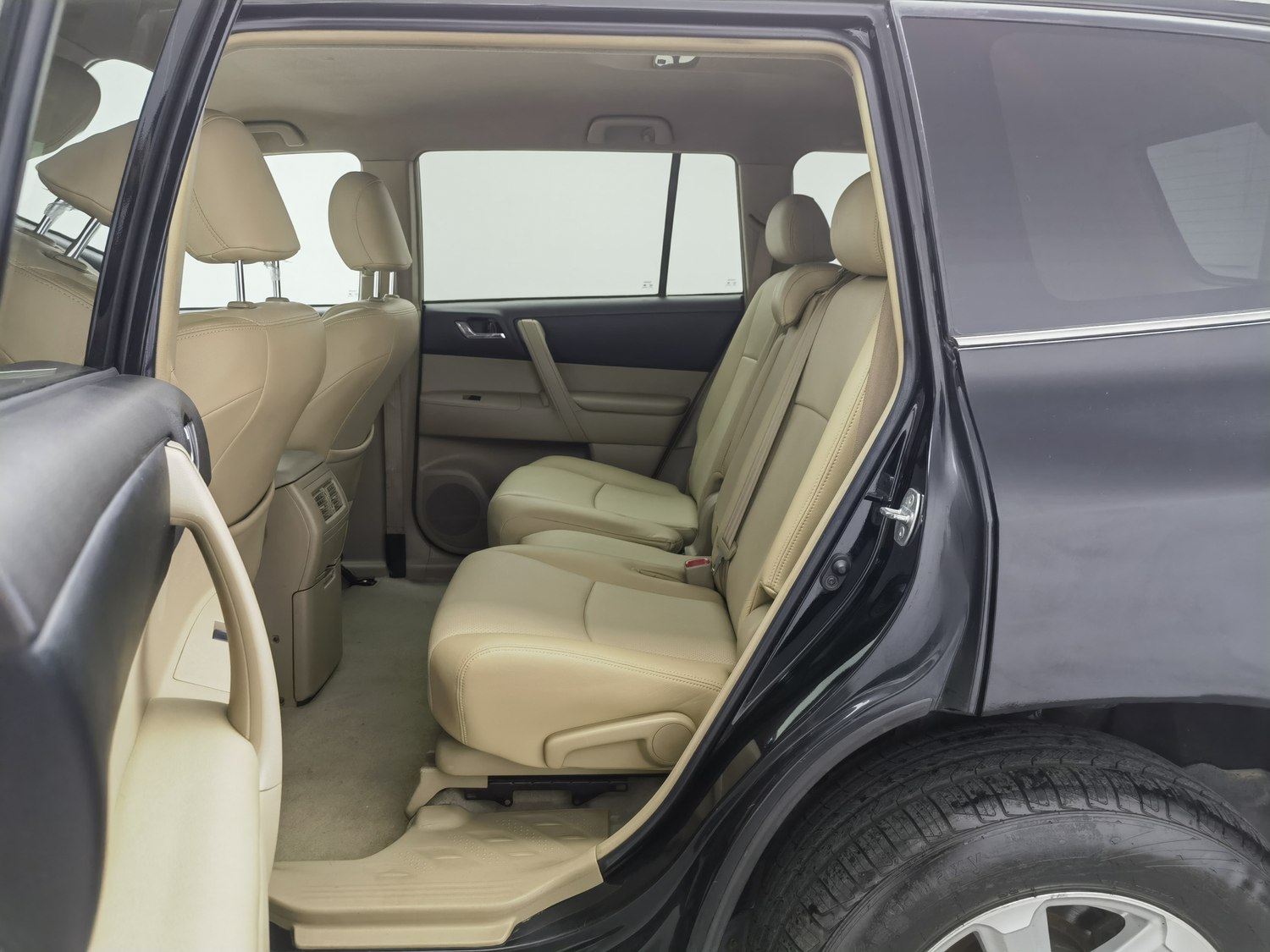 Подержанный Toyota Highlander 2012 года выпуска, двигатель 2.7, автоматическая коробка передач.