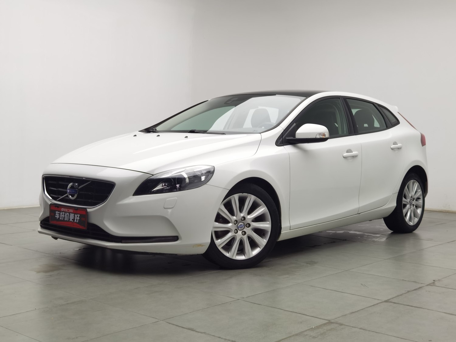Used Volvo V40 2015 1.6 AT