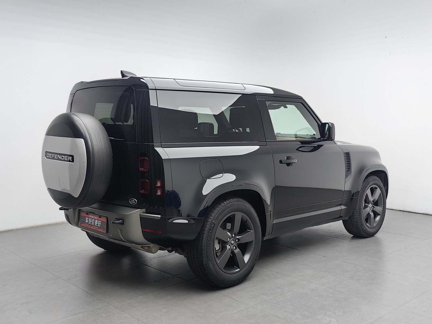 Подержанный Land Rover Defender 2023 года выпуска, 2.0 AT.