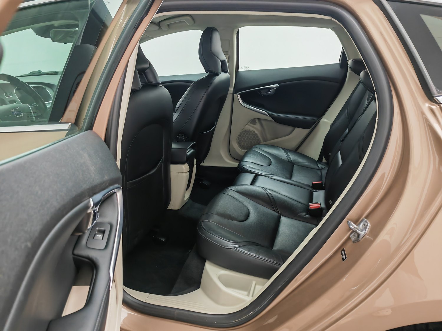 Used Volvo V40 2015 1.6 AT