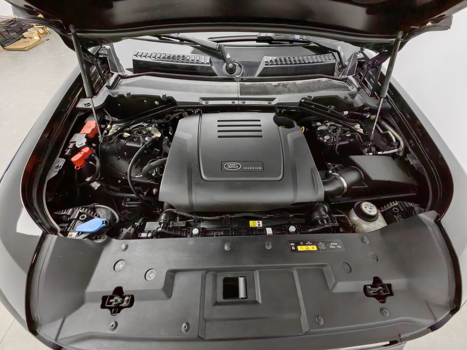 Подержанный Land Rover Defender 2023 года выпуска, 2.0 AT.